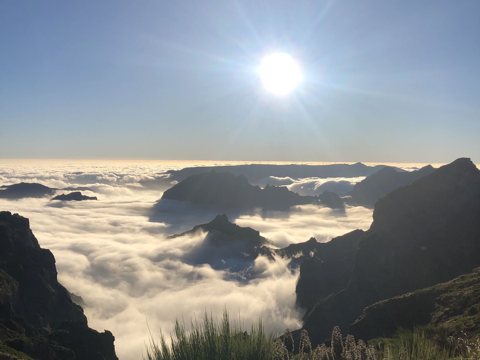 The evening sun over a sea of cloud at Pico do Arieiro, the ridges dark against it