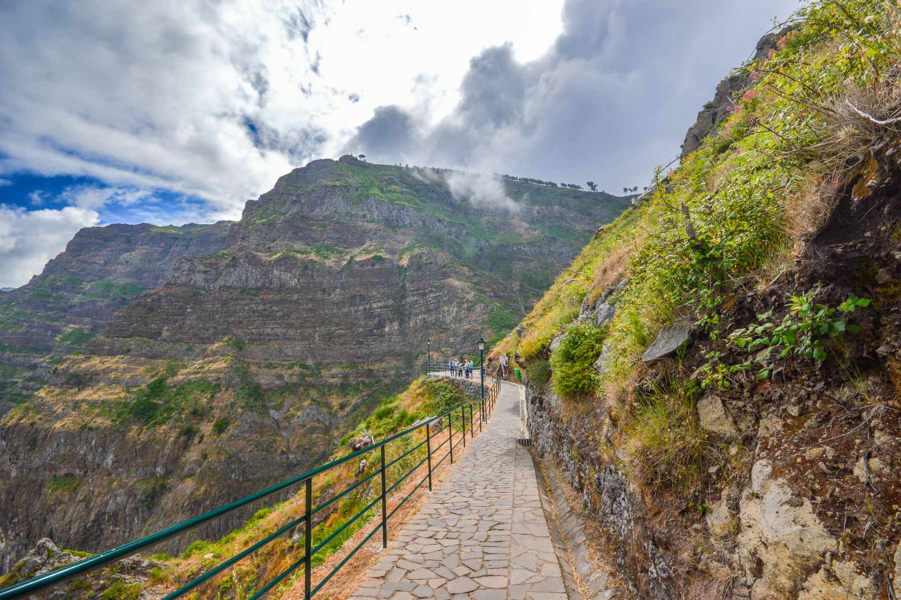 The railed path along the cliff edge to the Eira do Serrado viewpoint